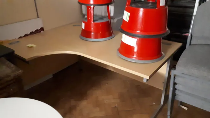 Corner desk