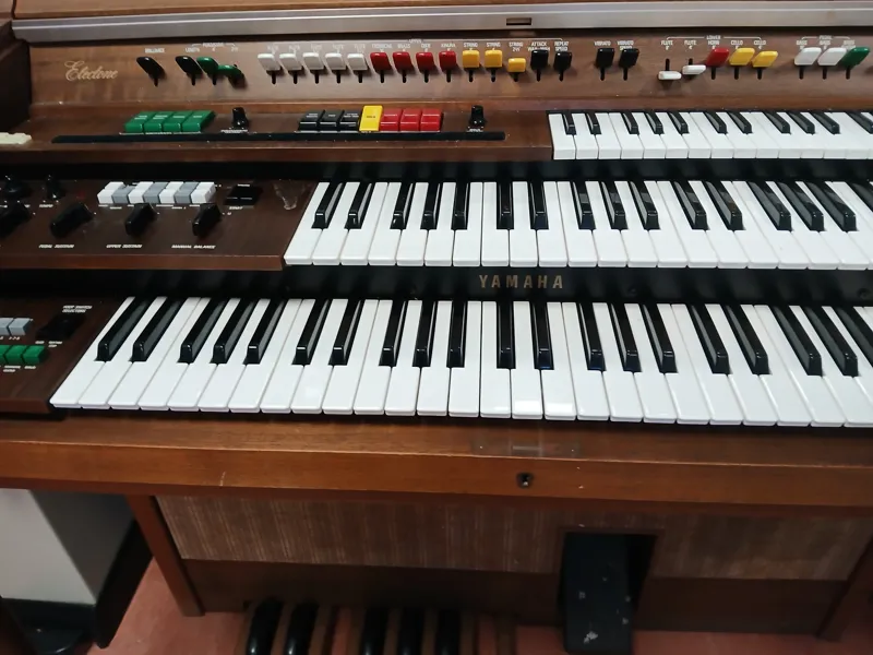Yamaha Electronic Organ with Dual Keyboards