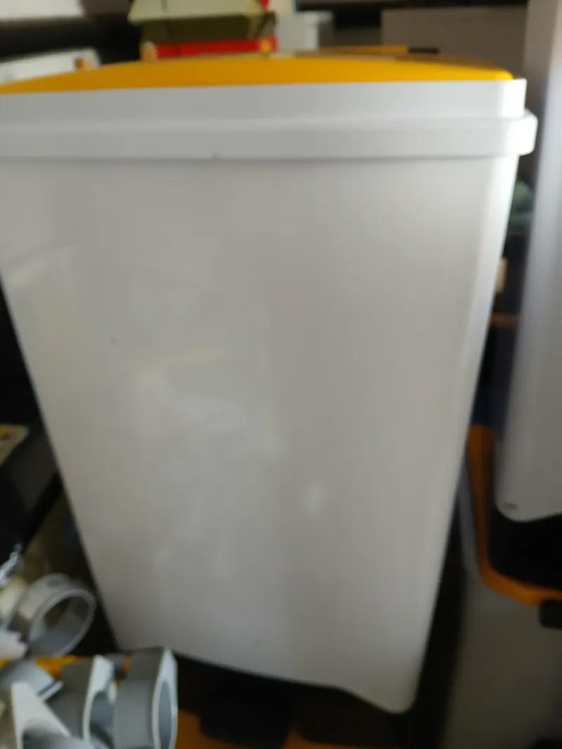 Wybone 80l yellow top bins